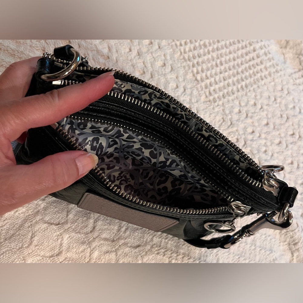 Coach Poppy black patent leather mini bag wristlet clutch EUC - Picture 5 of 8